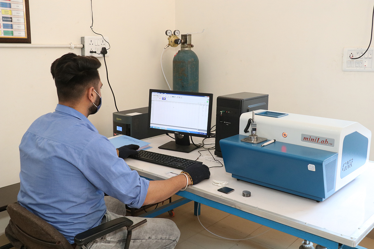 Spectrometer for material analysis at Deeps Tools