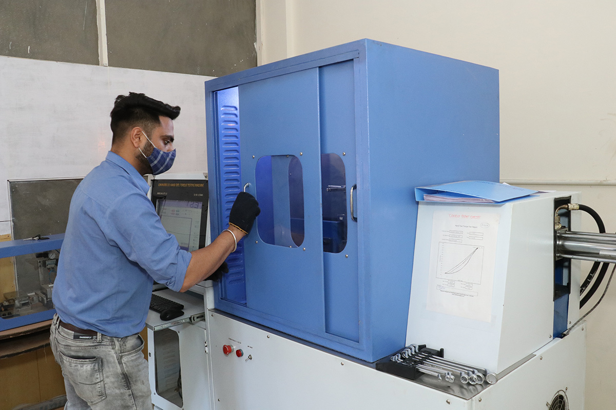 Fully automatic digital torque testing machine